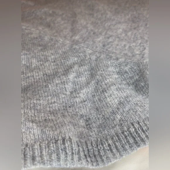Banana Republic | 100% Cashmere | Light Gray Sweater - Picture 12 of 15